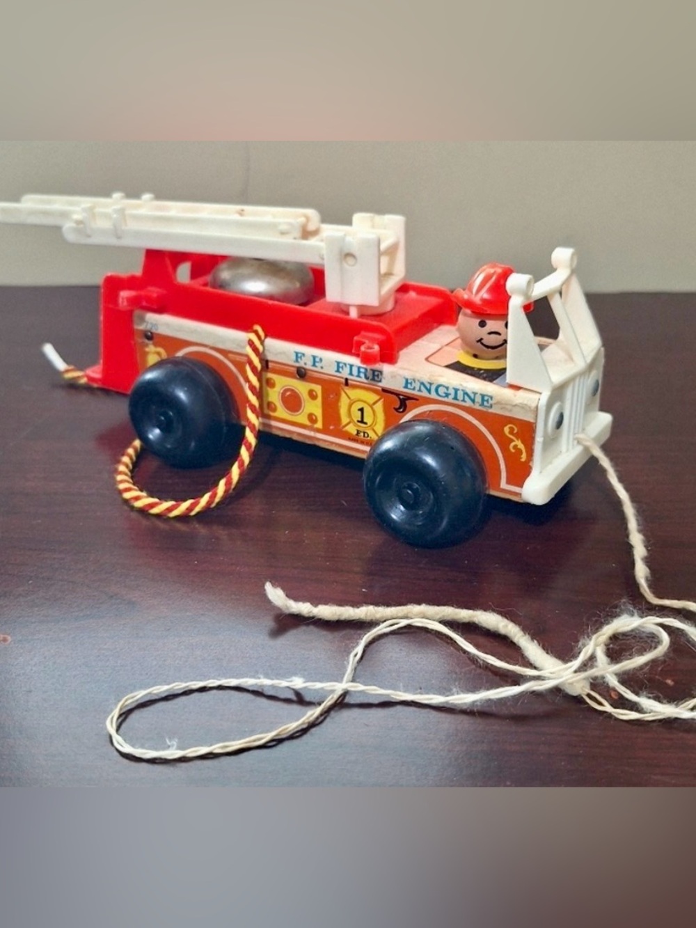 FISHER-PRICE - LITTLE PEOPLE VINTAGE FIRE TRUCK W BELL - 1968 🚒 🔥
